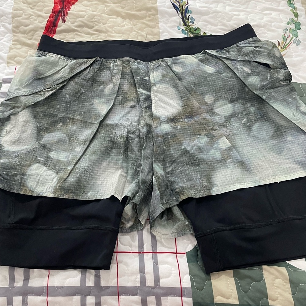 Lululemon Men's Lab Running Diffract Shorts Size XL Multi Color w/black Liner